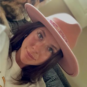 Meet your Posher, Rhea